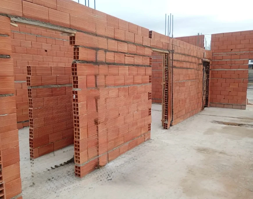 Construcción Llave en Mano Neuquén - Muros de ladrillo con columnas - Falcone Construcciones